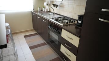 Full-sized fridge, microwave, oven, stovetop