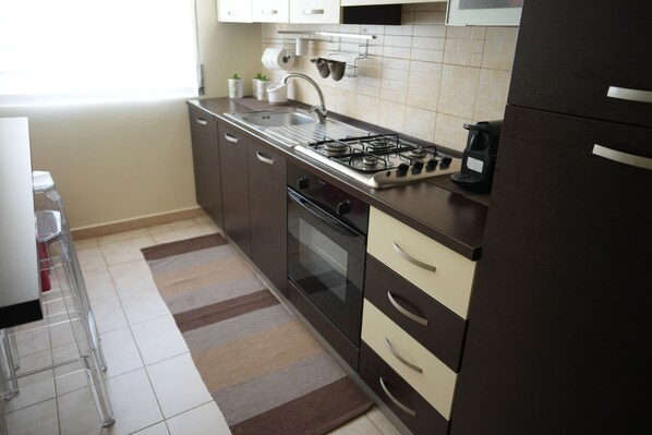 Full-size fridge, microwave, oven, stovetop