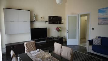 House, 2 Bedrooms, Balcony, City View | Living area
