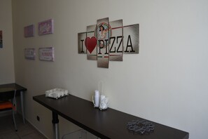 Grand réfrigérateur, micro-ondes, four, plaque de cuisson