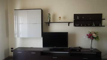 House, 2 Bedrooms, Balcony, City View | Living area