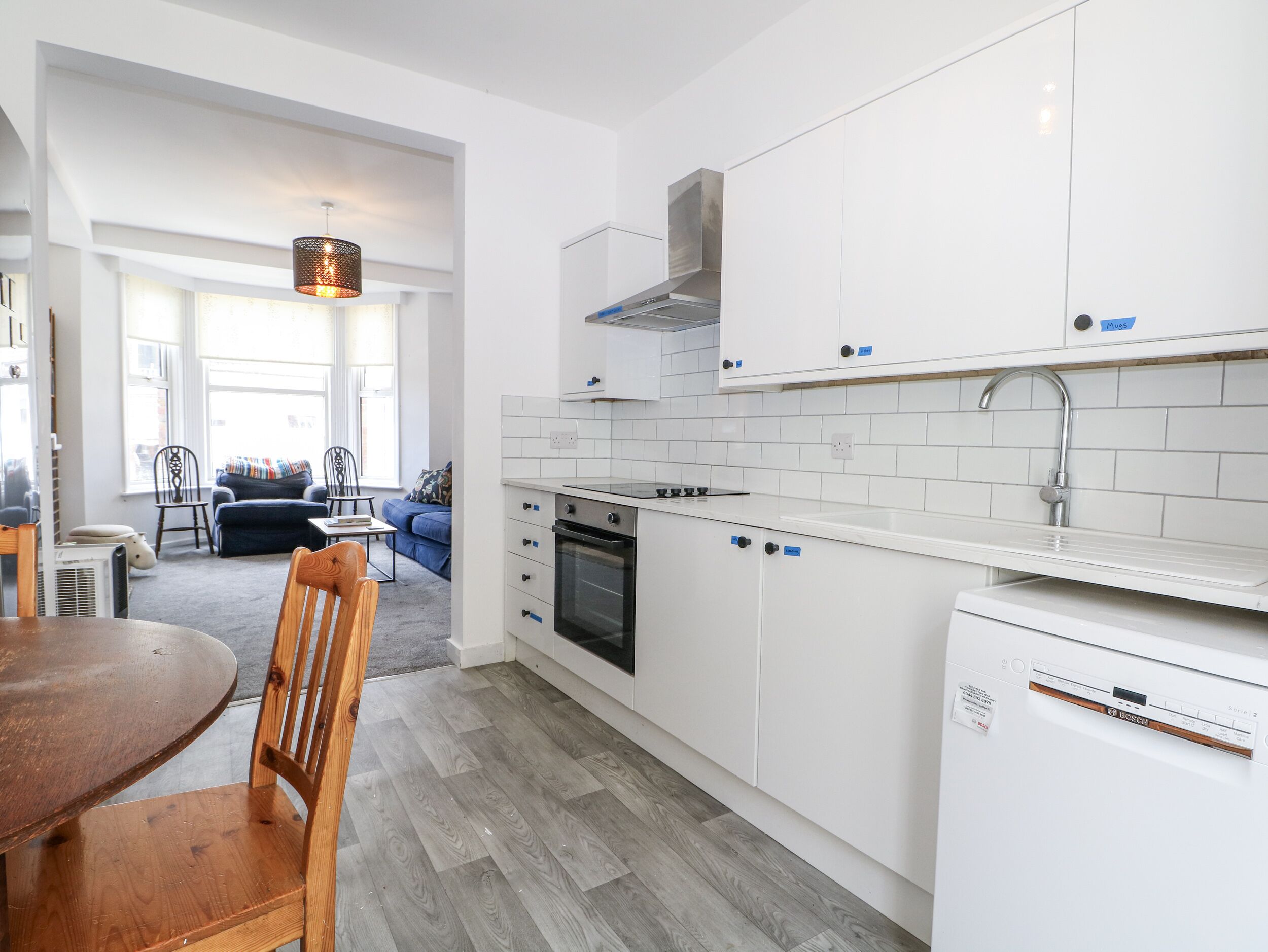 Lave-vaisselle, batterie de cuisine, vaisselle et ustensiles