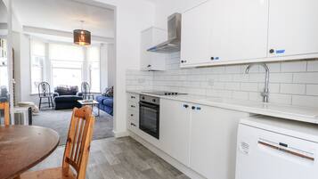 Lave-vaisselle, batterie de cuisine, vaisselle et ustensiles