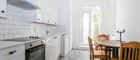 Lave-vaisselle, batterie de cuisine, vaisselle et ustensiles