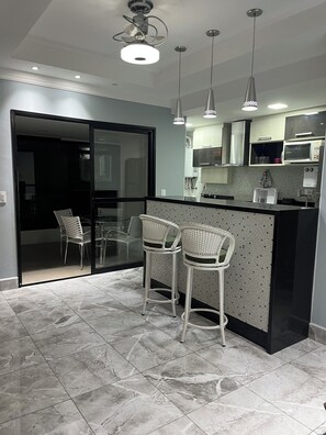 Four à micro-ondes, un four, surface de cuisson