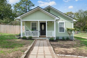 Exterior - The Annie, 2 Bed- 1 Bath Charming and Newly Renovated Home - "A Guest Favorite!" (Weatherford)