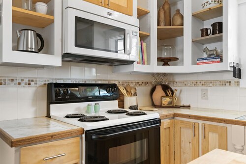 The Annie, 2 Bed- 1 Bath Charming and Newly Renovated Home - "A Guest Favorite!"