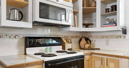 The Annie, 2 Bed- 1 Bath Charming and Newly Renovated Home - "A Guest Favorite!"