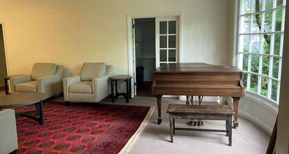 Spacious 3-bedroom apartment in charming Fairfield with AC