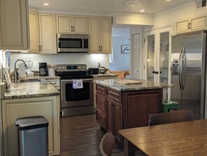 Four Ă micro-ondes, un four, surface de cuisson, lave-vaisselle