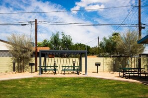Outdoor dining - Tiny but Mighty Home - 5 min to ASU & Mill Ave (Tempe)