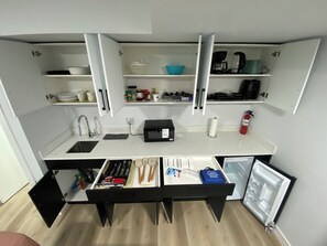 Réfrigérateur, micro-ondes, cafetière/bouilloire, bouilloire électrique