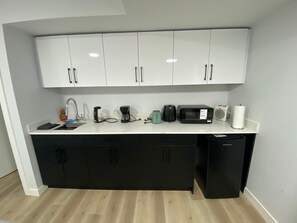 Kühlschrank, Mikrowelle, Wasserkocher mit Kaffee-/Teezubehör