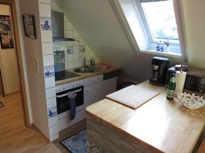 Réfrigérateur, four à micro-ondes, un four, surface de cuisson