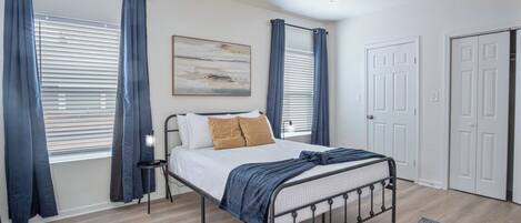 4 habitaciones, tabla de planchar con plancha, wifi y ropa de cama