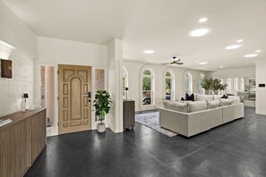 Interior - Luxury~ 5BR Retreat~ Mntn VIEWS ~Heated Pool / Spa ~Fitness Room ~Putting Green (Tucson)