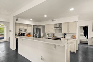 Fridge, microwave, oven, stovetop - Luxury~ 5BR Retreat~ Mntn VIEWS ~Heated Pool / Spa ~Fitness Room ~Putting Green (Tucson)