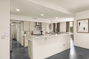 ثلاجة، ميكروويف، فرن، موقد طهي مسطح