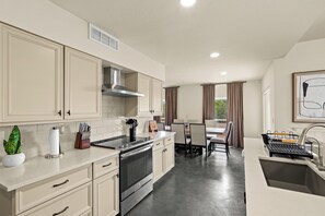 Fridge, microwave, oven, stovetop - Luxury~ 5BR Retreat~ Mntn VIEWS ~Heated Pool / Spa ~Fitness Room ~Putting Green (Tucson)