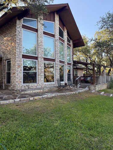 Kid Friendly 4-bedroom house in Dripping Springs with bunk bed room and big yard