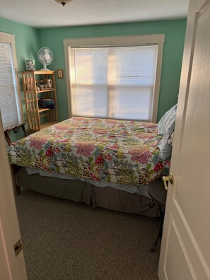 4 bedrooms, iron/ironing board, internet, bed sheets