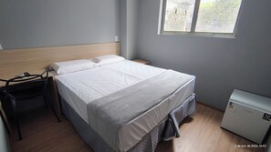 Standard Double Room | Ruang kerja komputer riba, cadar katil 
