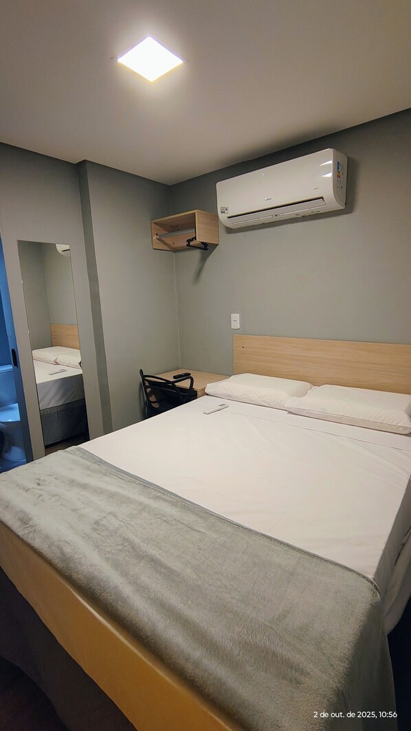 Quarto casal standard | Espaço de trabalho para notebook