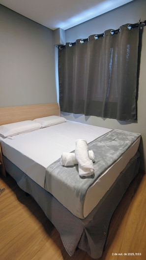 Laptop workspace, bed sheets - Unity Hotel - Allianz (São Paulo)