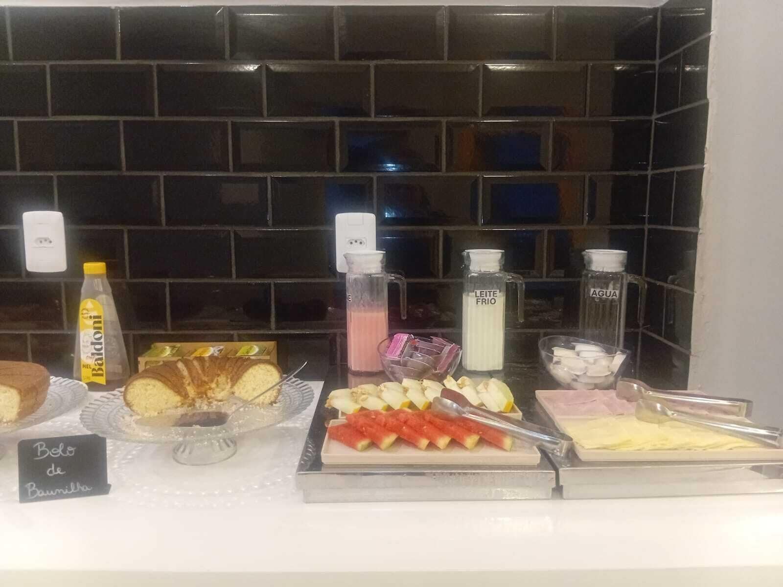 Un bufé de desayuno con diferentes alimentos y bebidas.