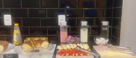 Un bufé de desayuno con diferentes alimentos y bebidas.