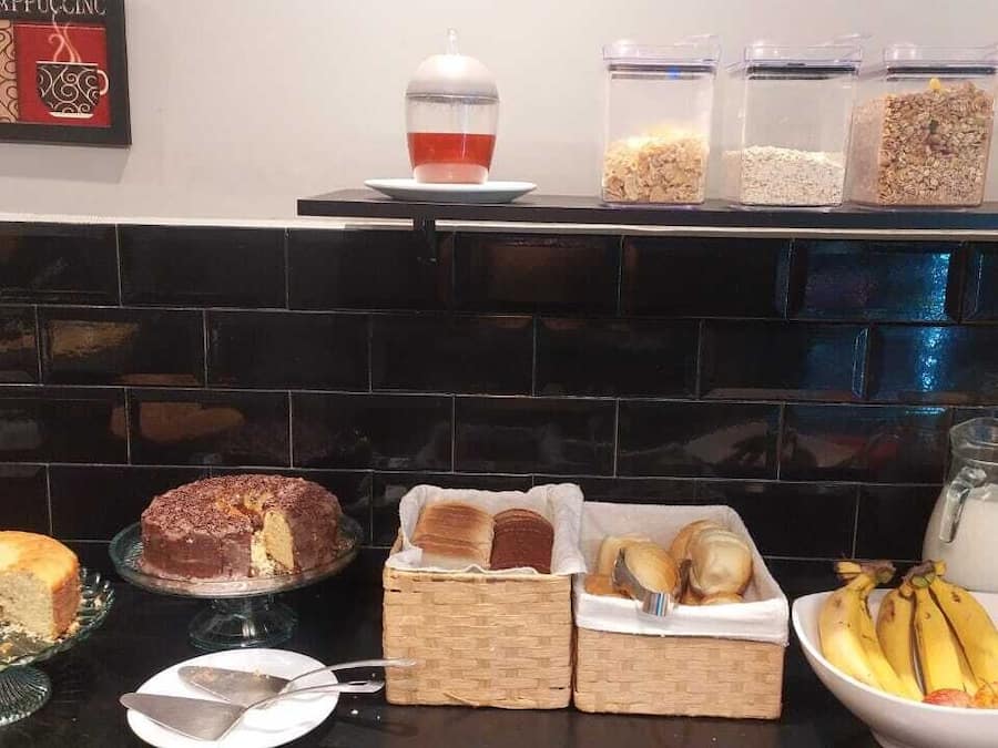 Café da manhã self-service grátis todos os dias