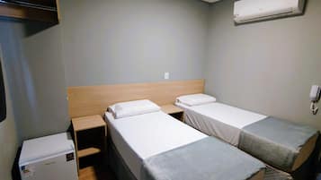 標準雙人或雙床房 | 手提電腦工作空間、床單