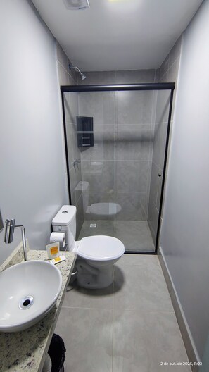 Shower, towels, soap, shampoo - Unity Hotel - Allianz (São Paulo)