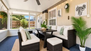 A covered patio with wicker furniture, a ceiling fan, and a view of the backyard. - NEW 5-Bed house in Jacksonville 5m from Beach, UNI, Bars, (Jacksonville)