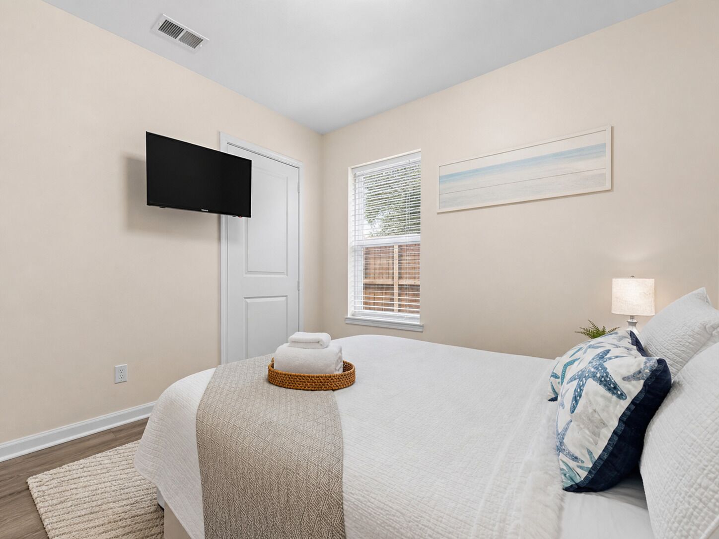 4 bedrooms, desk, iron/ironing board, WiFi (free)