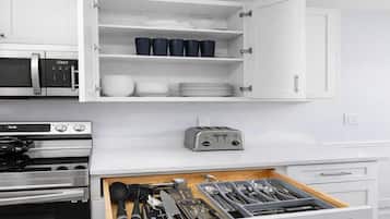 Een koffiezetapparaat/waterkoker, een koelkast, een magnetron, een oven