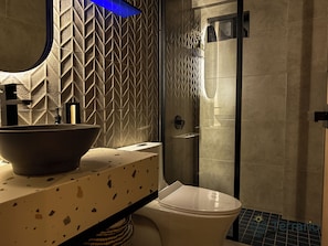 Een douche, een haardroger, handdoeken, zeep