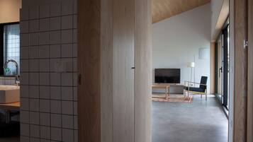 المنشأة من الداخل