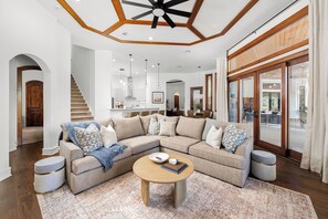 TV connectée, cheminée, baby-foot, table de tennis de table