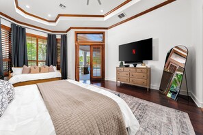 5 bedrooms, desk, free WiFi, bed sheets