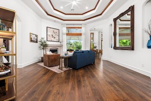 تلفزيون ذكي، مدفأة، كرة قدم الطاولة، تنس طاولة