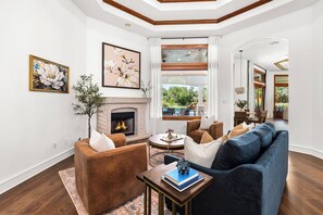 Téléviseur connecté, foyer, table de baby-foot, table de ping-pong