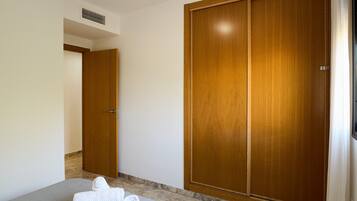 2 chambres, fer et planche à repasser, Wi-Fi, draps fournis