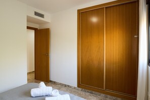2 slaapkamers, een strijkplank/strijkijzer, wifi, beddengoed