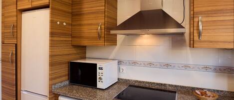 Réfrigérateur, micro-ondes, four, plaque de cuisson