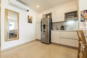 Oven, cookware/dishes/utensils, lobster pot, dining tables