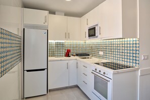 Kühlschrank, Mikrowelle, Ofen, Herdplatte