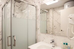 Regadera, secadora de cabello, toallas 