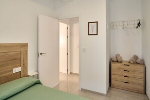 3 habitaciones, tabla de planchar con plancha, wifi y ropa de cama 