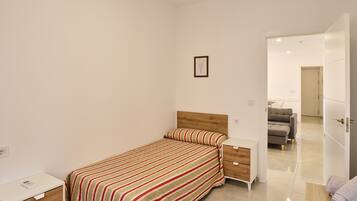 3 habitaciones, tabla de planchar con plancha, wifi y ropa de cama